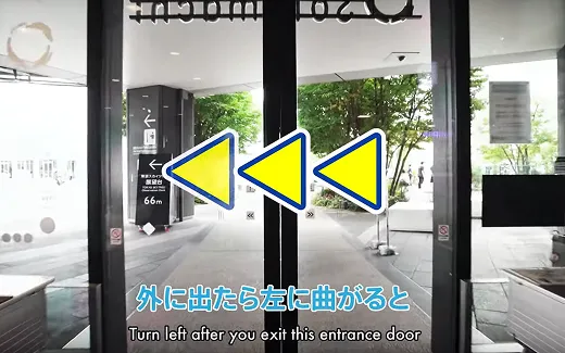 4Fフロアから屋外スペースへ出る自動ドア。