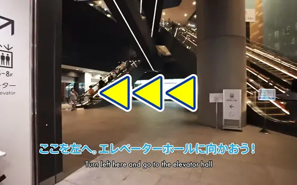 押上駅内の通路、奥には長いエスカレーターがある。