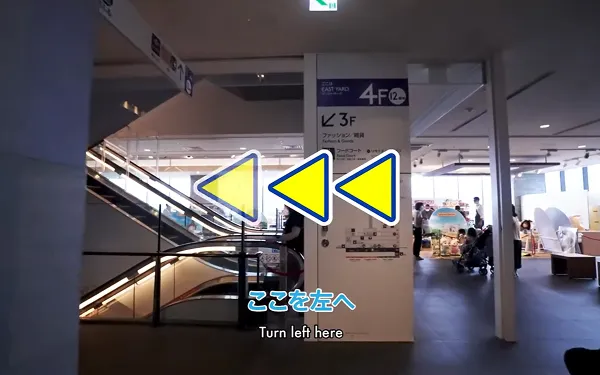 エレベーターを降りたあとの4Fフロア。降りてすぐにエスカレーターが見える。