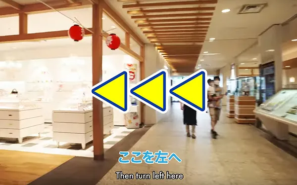 複数の様々な店舗が並んでいる4Fフロアの通路。