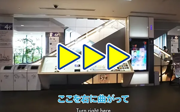 4Fフロアにある案内図と正面には登り・下りエスカレーターがある。