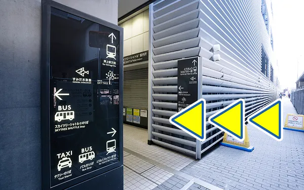 バスやタクシーなど案内が書かれた看板のあるつ通路