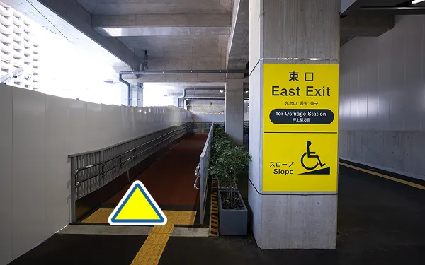 とうきょうスカイツリー駅東口の出口へのスロープ