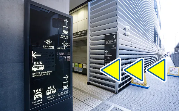 バスやタクシーなど案内が書かれた看板のあるつ通路