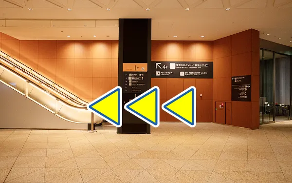 エスカレーターが正面にある通路