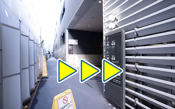 とうきょうスカイツリー駅西口改札を出た後の案内看板のある通路