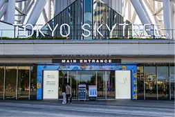 スカイツリーの正面入口と「TOKYO SKYTREE」のサイン