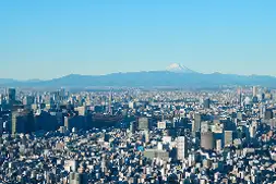 天望デッキから見渡す東京の街並みと遠くに見える山々の景色