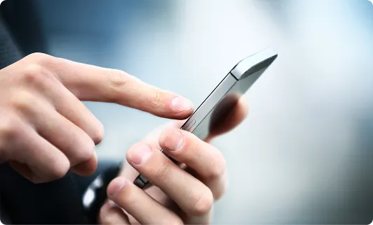 スマートフォンを操作する手元のアップ